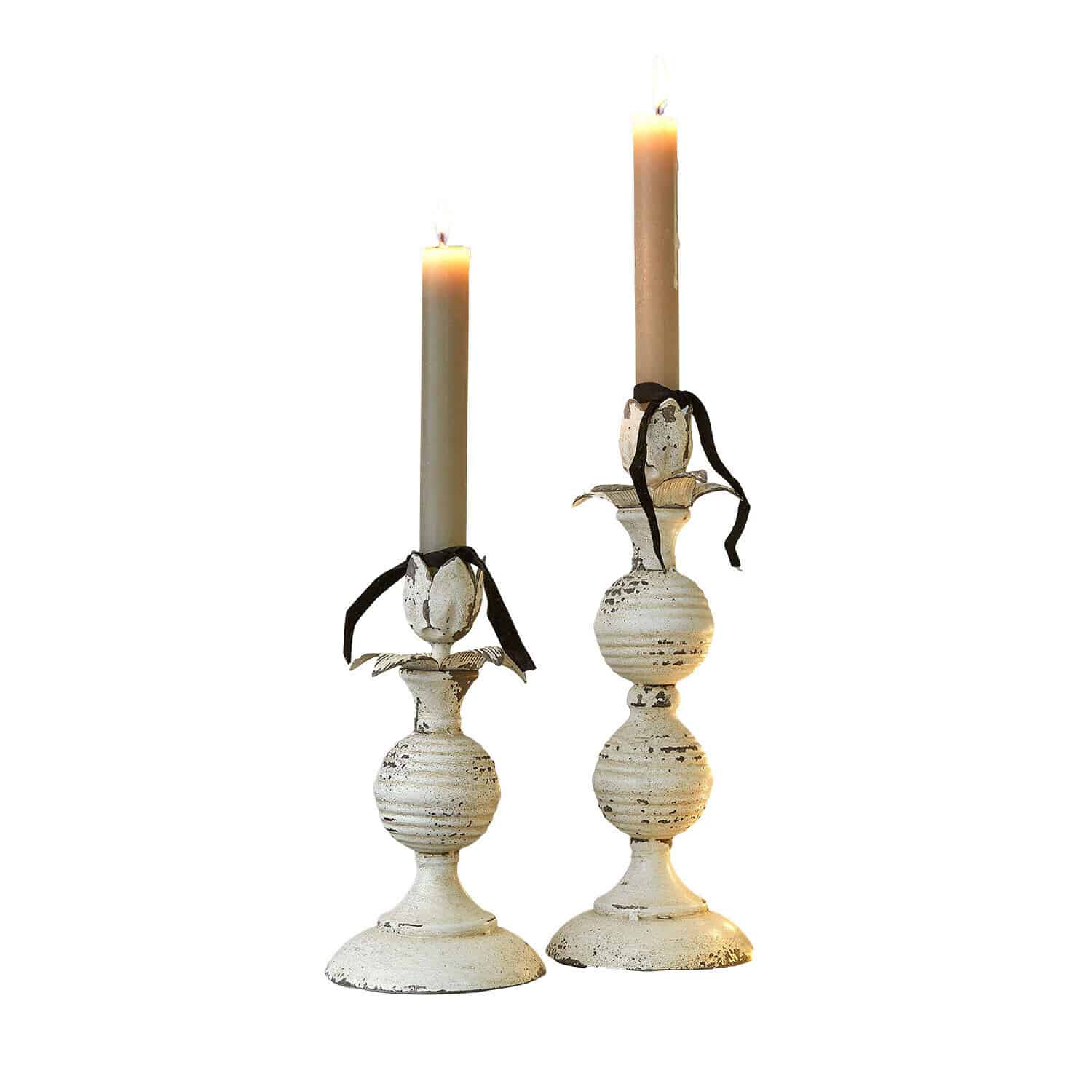 Kerzenhalter 2er Set Soliras Paar weisse Metall-Kerzenhalter mit beigen Kerzen und schwarzen Bändern, dekorativer Tischschmuck