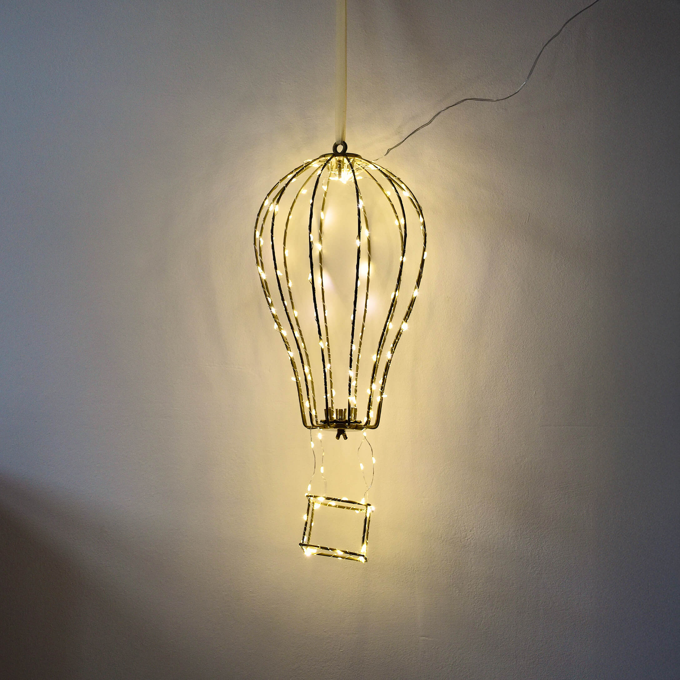 Dekorative Heissluftballon-Lampe aus Metallrahmen mit warmweißen LED-Lichtern an der Wand