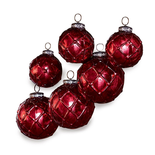 Set aus roten Glas-Weihnachtskugeln mit Metallnetz und Aufhängern für festliche Dekoration