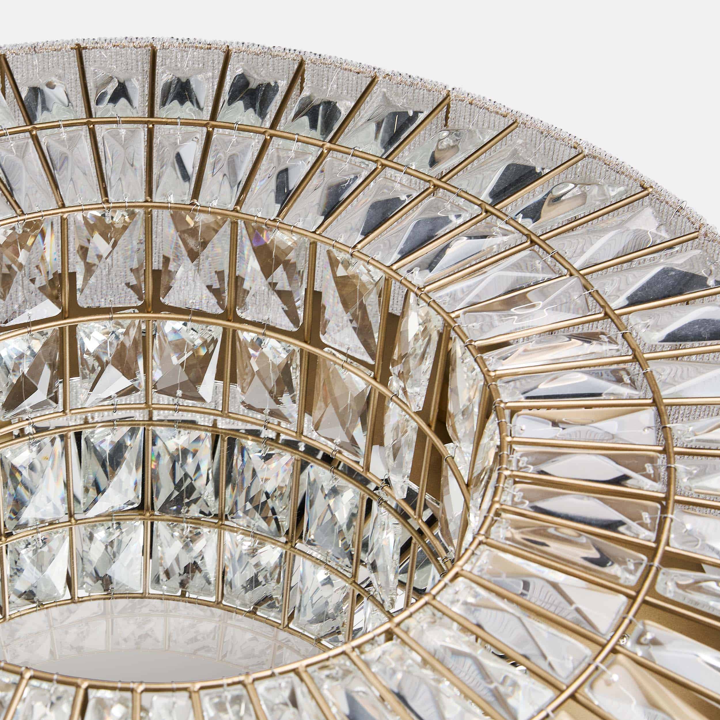Dekorative Lampe aus klarem Glas und goldenem Metall, elegantes Design für Innenräume