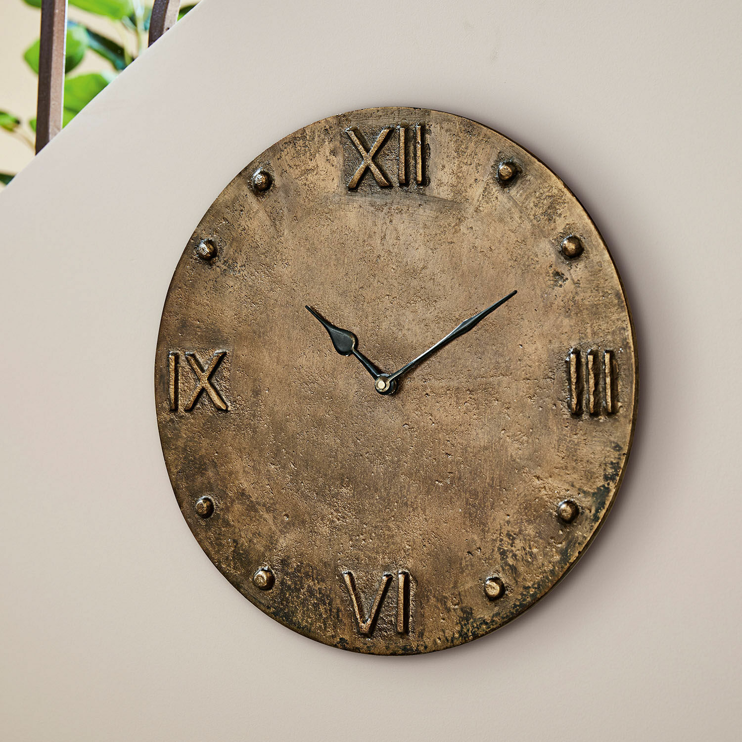 Uhr Kaleens Runde Wanduhr aus Metall in Antikgold mit römischen Zahlen und schwarzen Zeigern