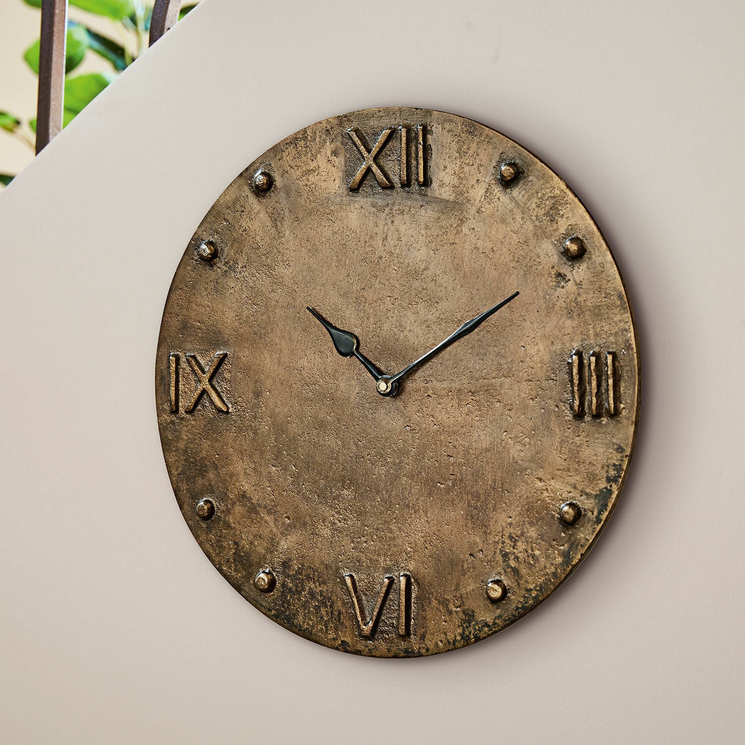 Uhr Kaleens Runde Wanduhr aus Metall in Antikgold mit römischen Zahlen und schwarzen Zeigern