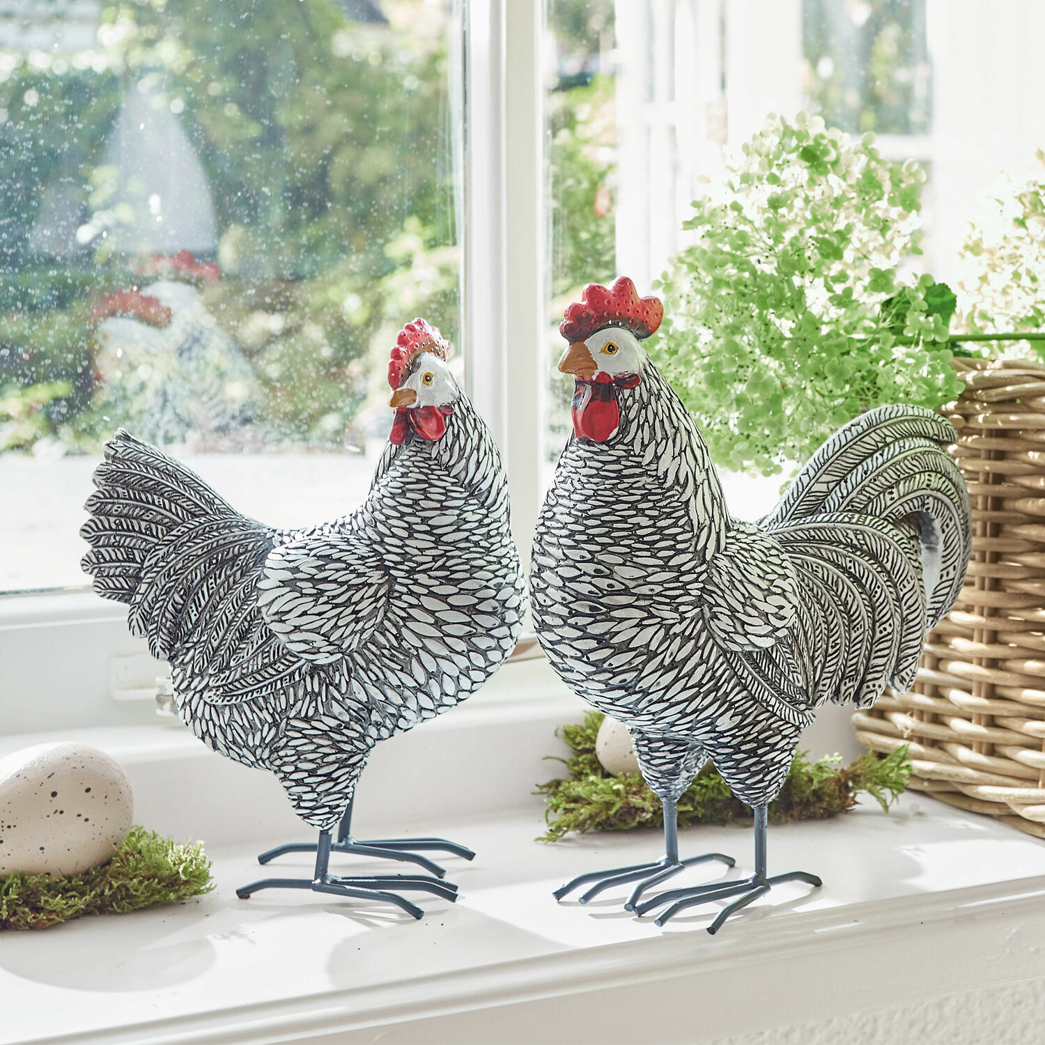 Deko-Huhn 2er Set Mannis Dekorative Metallfiguren Hahn und Henne in Schwarz-Weiss auf der Fensterbank mit grünen Pflanzen