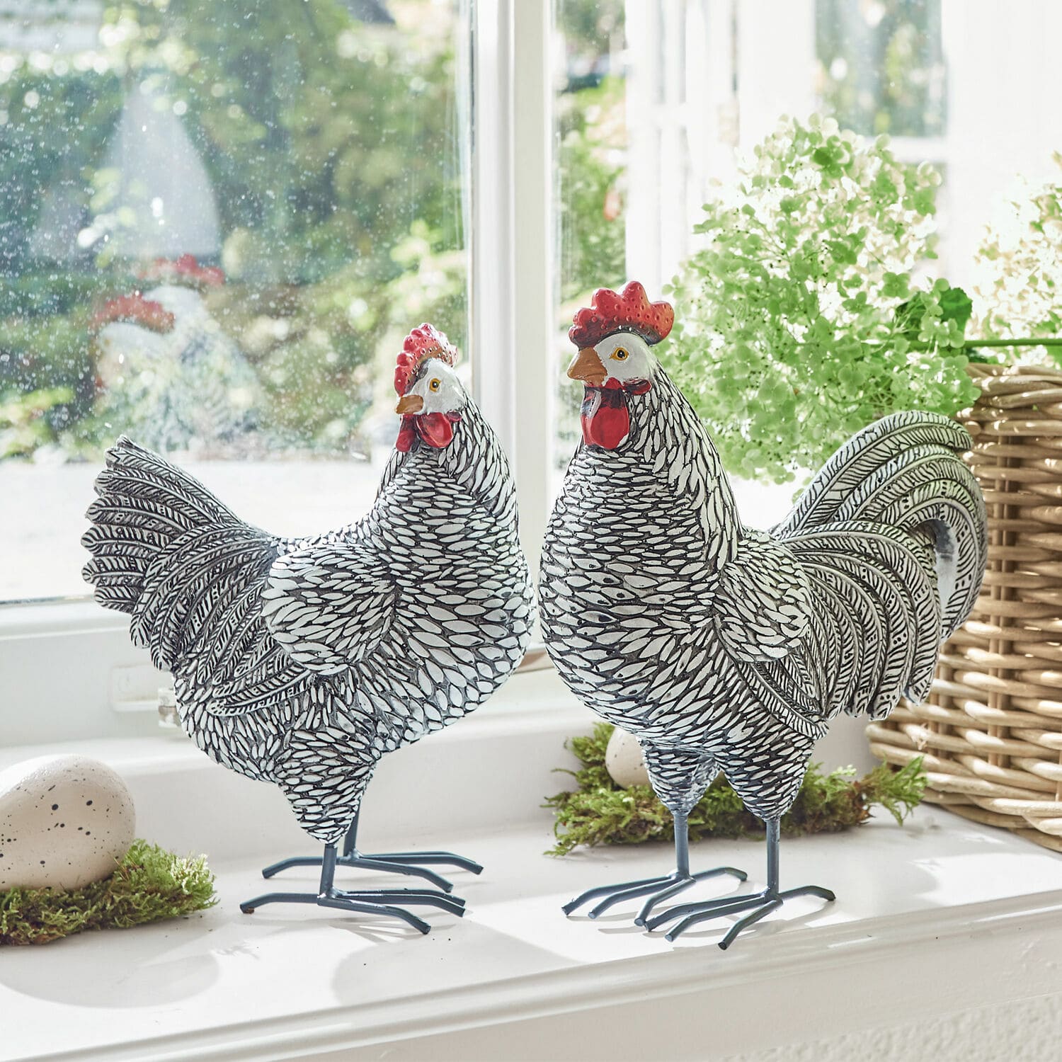 Deko-Huhn 2er Set Mannis Dekorative Metallfiguren Hahn und Henne in Schwarz-Weiss auf der Fensterbank mit grünen Pflanzen