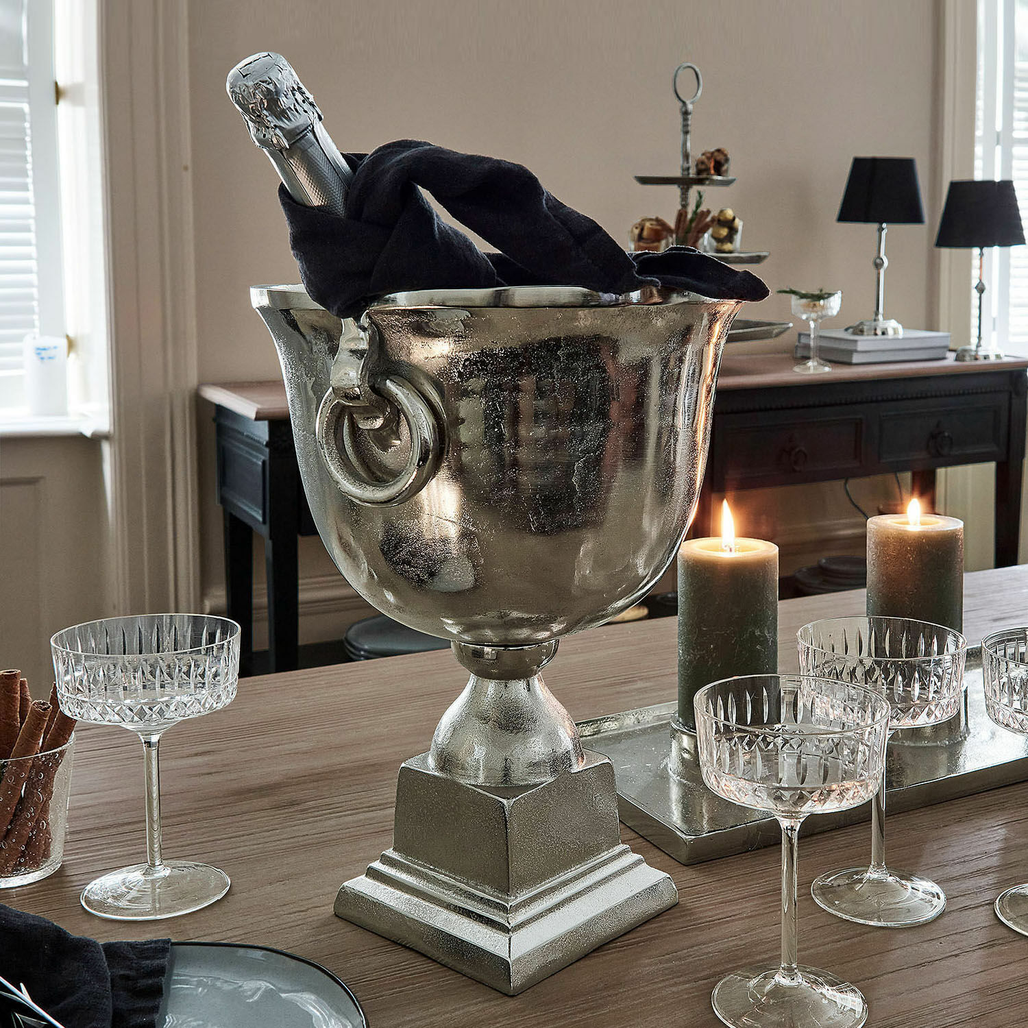 Getränkekühler Pewsey Silberner Metall-Eiskübel mit Champagnerflasche und Kristallgläsern auf Holztisch