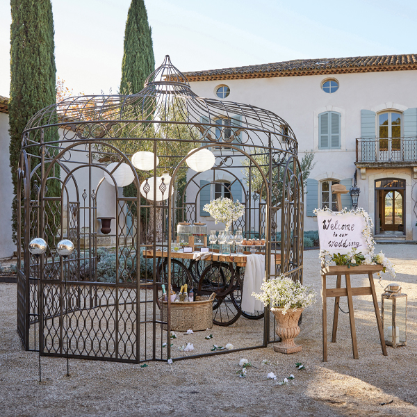 Metall-Gartenlaube im Vintage-Stil mit Dekorationen und Blumen für eine Aussenveranstaltung