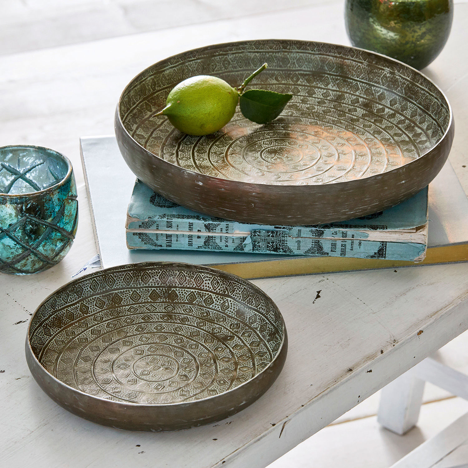 Tablett 2er Set Birse Zweiteiliges Set aus Metallschalen mit dekorativem Muster in antiksilberner Optik auf weissem Tisch