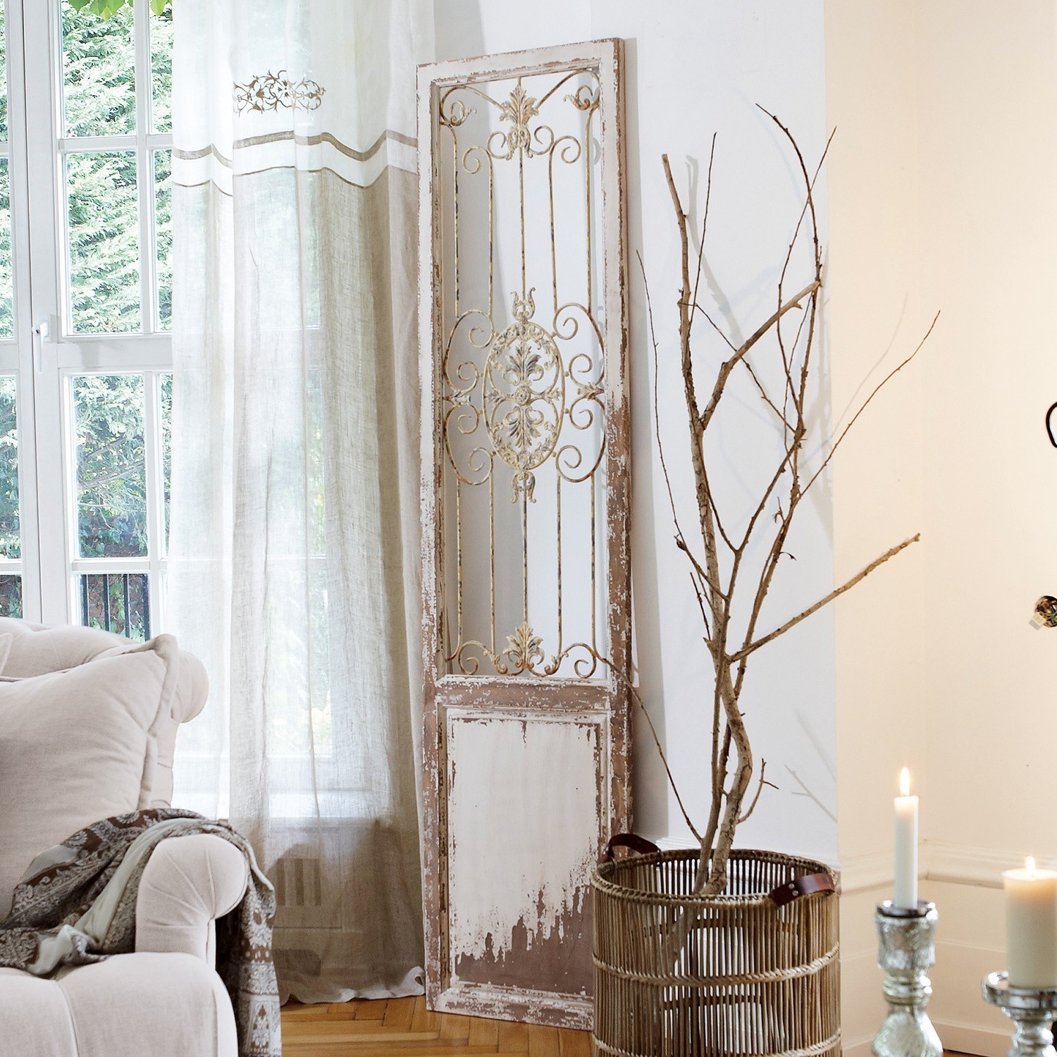 Deko-Paneel Versailles Rustikale Wanddekoration aus Metall und Holz im weissen Used-Look fürs Wohnzimmer