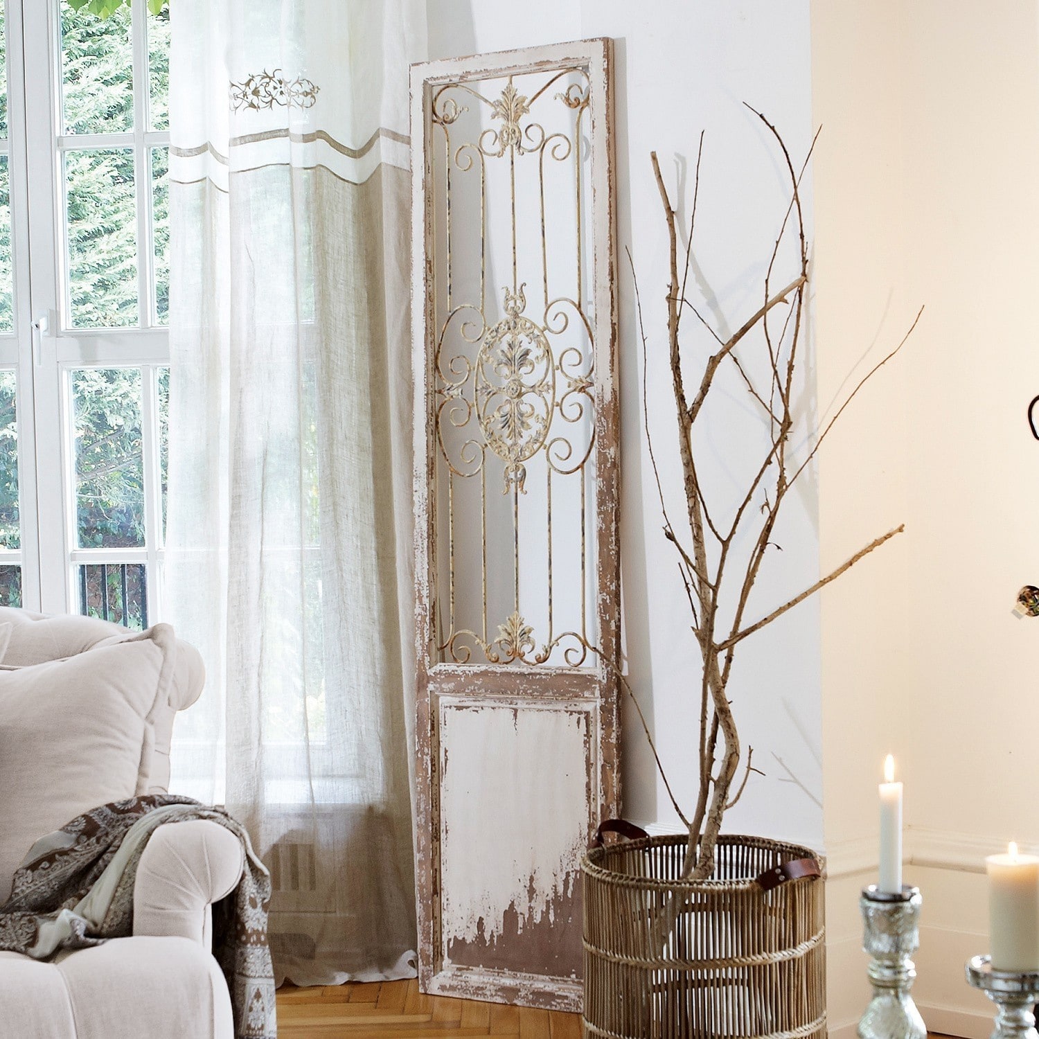 Deko-Paneel Versailles Rustikale Wanddekoration aus Metall und Holz im weissen Used-Look fürs Wohnzimmer