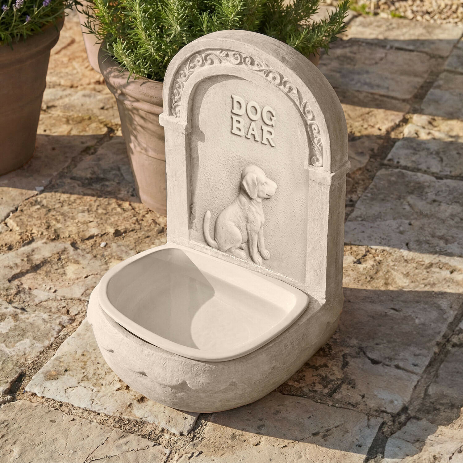 Hunde-Wassernapf Joravena Grauer Hundetrinkbrunnen aus Stein mit Hundemotiv und Schriftzug DOG BAR außen