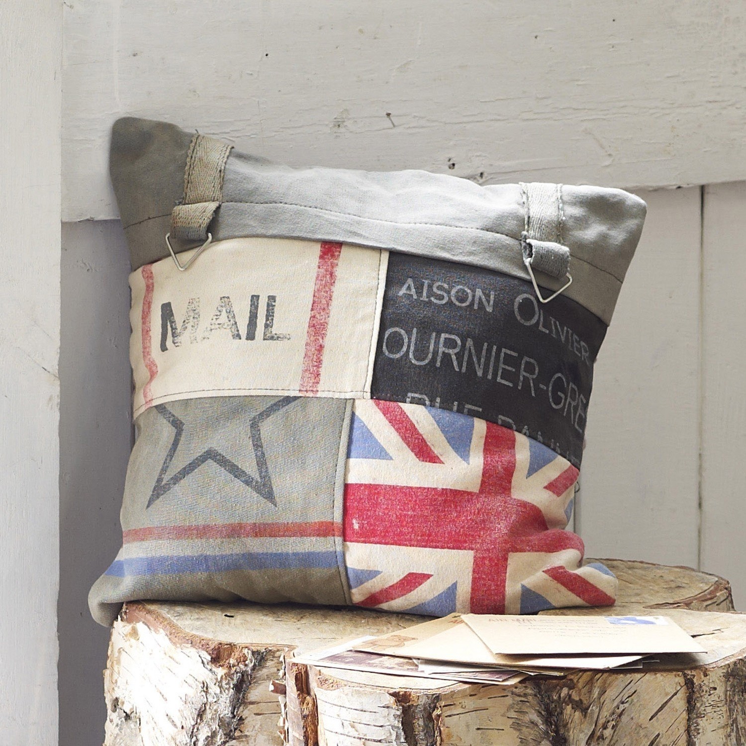 Dekoratives Baumwollkissen mit Vintage-Flaggen- und Textdruck in Beige und Grau
