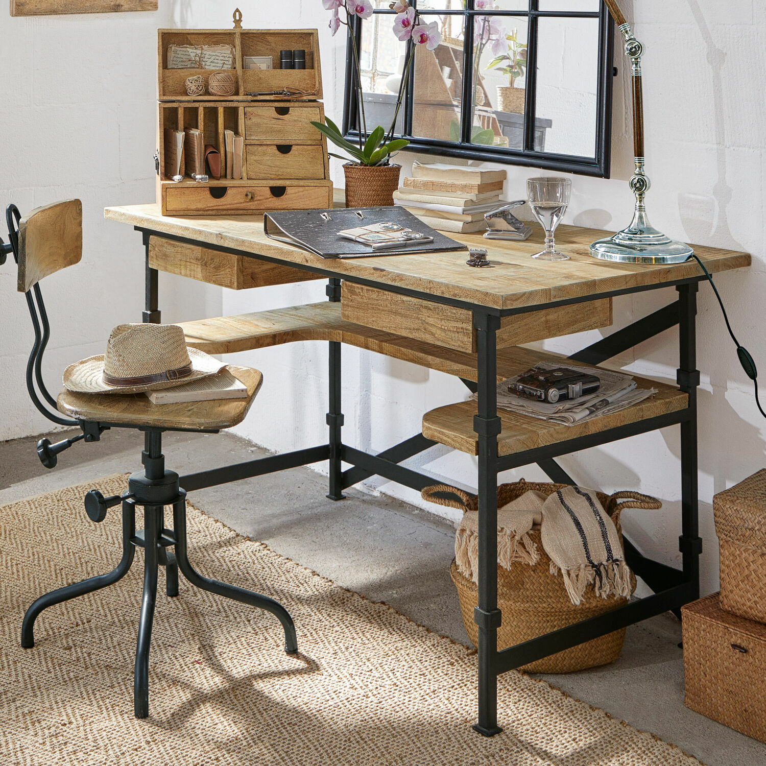 Schreibtisch Glenwood Industrieller Schreibtisch und Stuhl aus Holz und Metall mit Dekoration und Schreibtischlampe