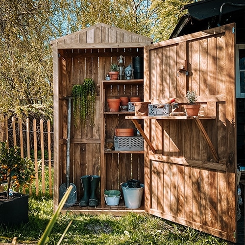Gartenschrank aus Holz in Naturfarbe mit Regalen und Gartengeräten, praktischer Stauraum im Garten