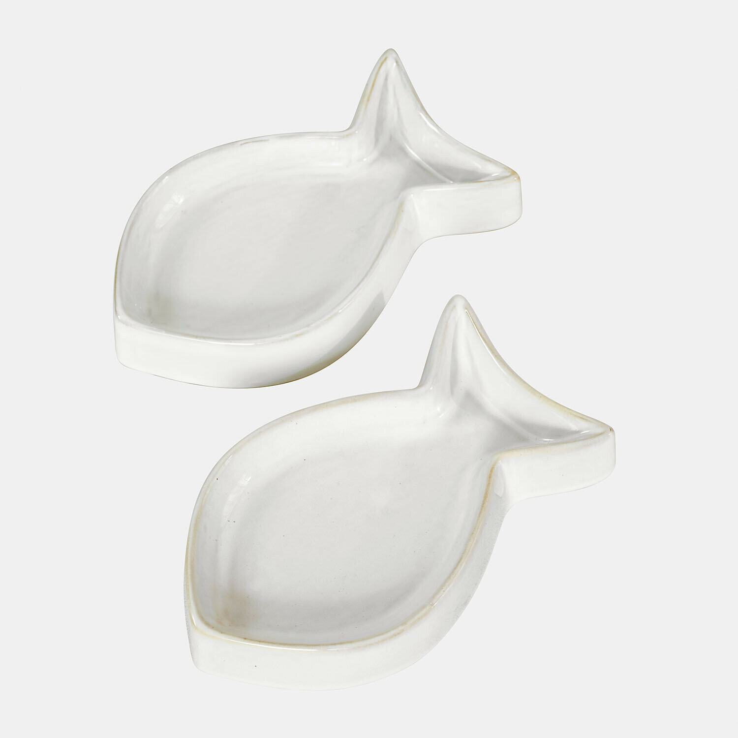 Zwei weisse Keramikschalen in Fischform, ideal zum Dekorieren und Servieren von Snacks
