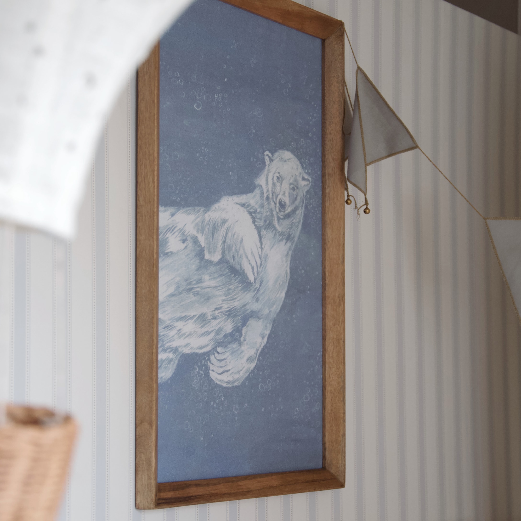 Bild mit weissem Eisbär auf blauem Hintergrund im Holzrahmen, Wanddekoration für Kinderzimmer