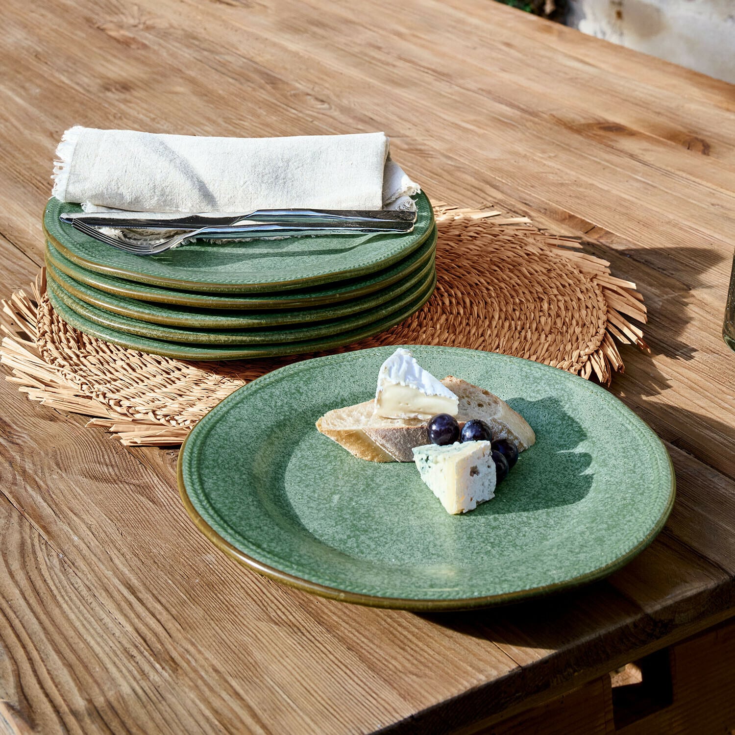 Teller 6er Set Norrvik Grünes Keramik-Teller-Set auf Holztisch mit Käse, Trauben und Brot angerichtet