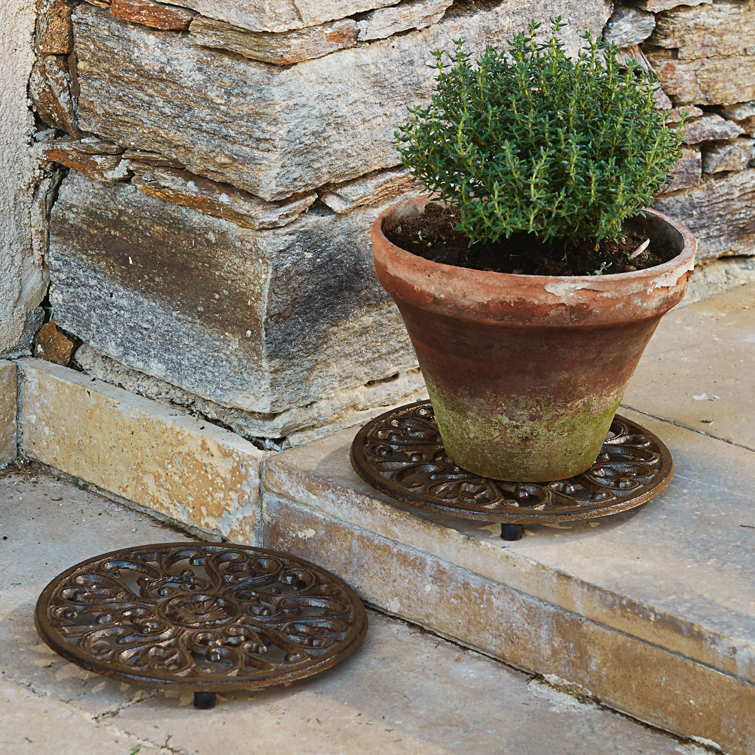 Topfuntersetzer 2er Set Winton Runde braune Gusseisen-Untersetzer mit dekorativem Muster, ideal für Gartenpflanzen.
