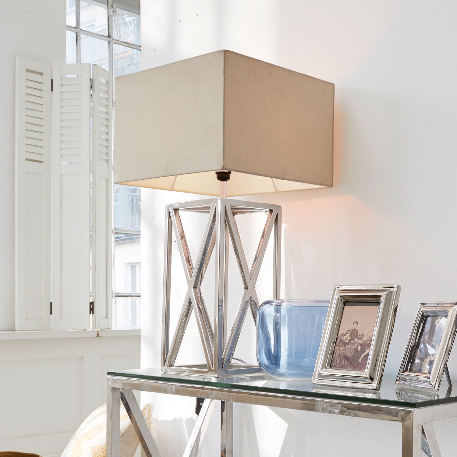 Tischlampe Foix Moderne Tischlampe mit Metallgestell und beigem Lampenschirm auf Glastisch in hellem Raum