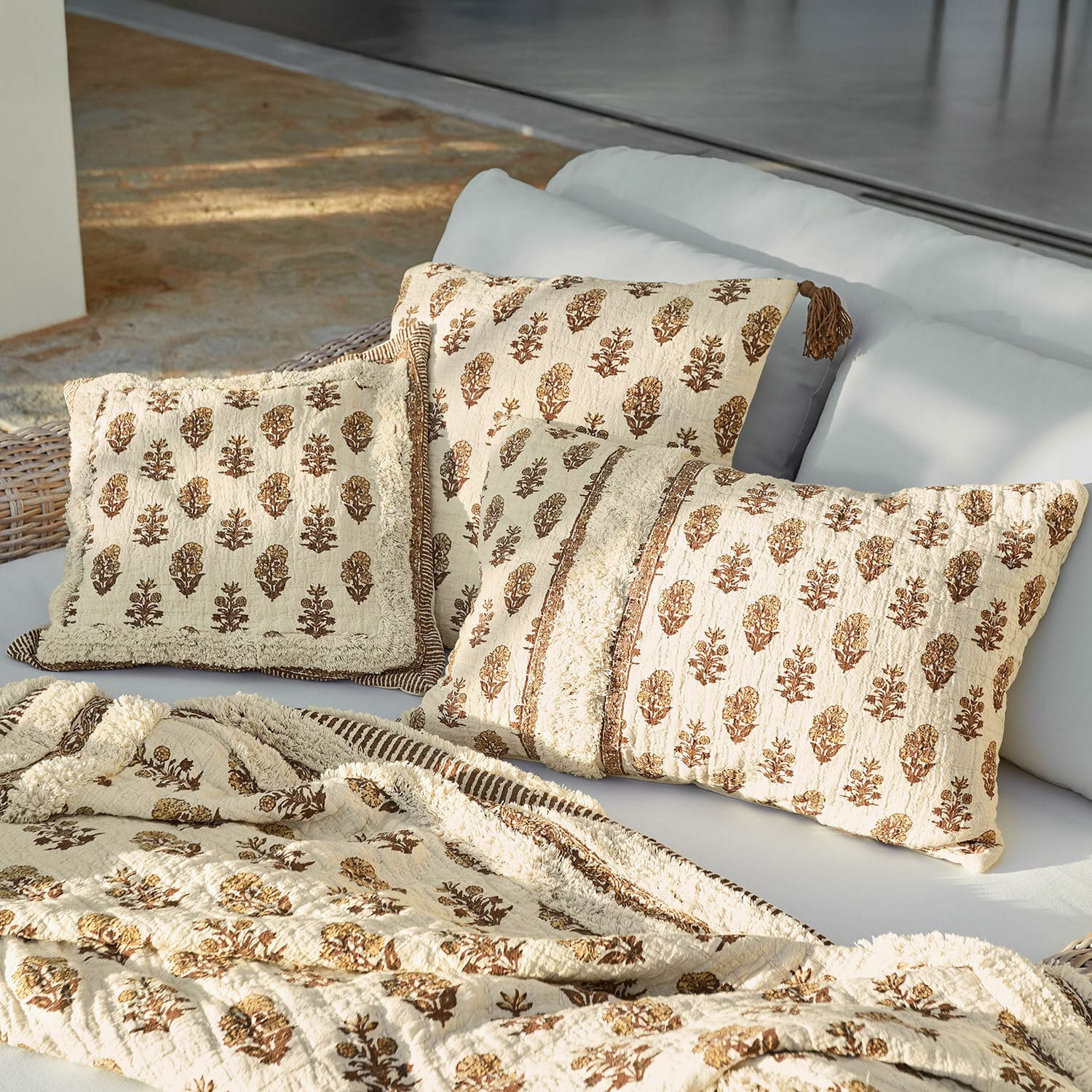 Kissenhülle 3er Set Arsalan Beiges Baumwollkissen- und Decken-Set mit braunem Blumenmuster für das Wohnzimmer