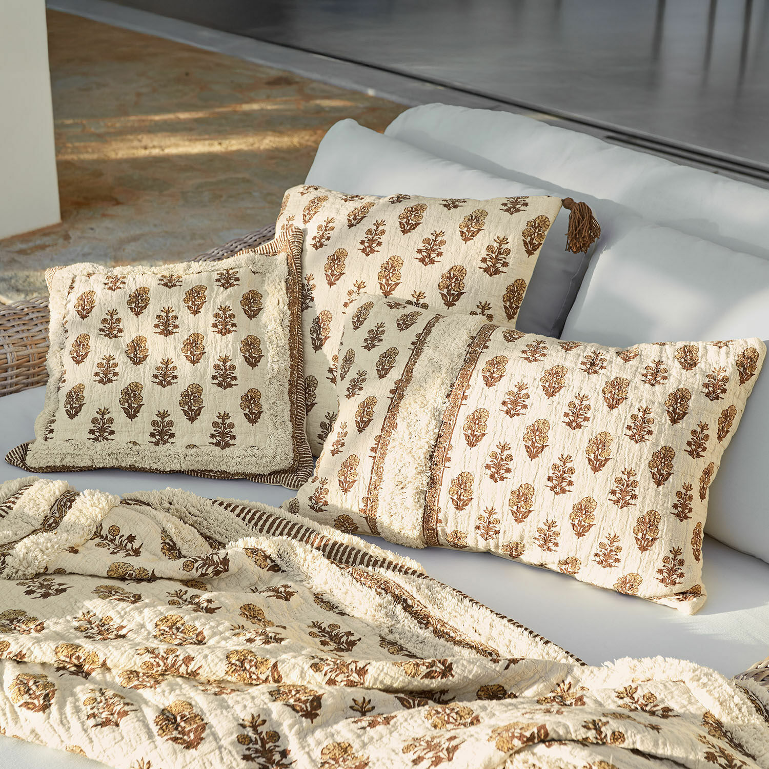 Kissenhülle 3er Set Arsalan Beiges Baumwollkissen- und Decken-Set mit braunem Blumenmuster für das Wohnzimmer