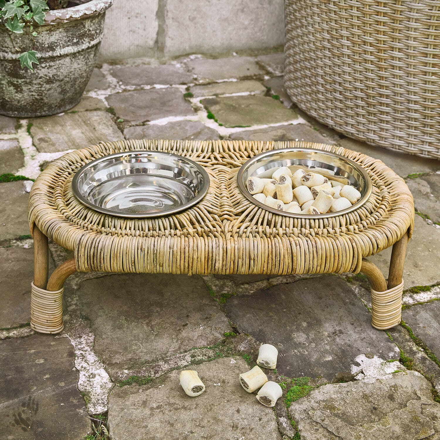 Doppelnapf für Haustiere mit Metalleinsätzen auf natürlichem Rattanständer