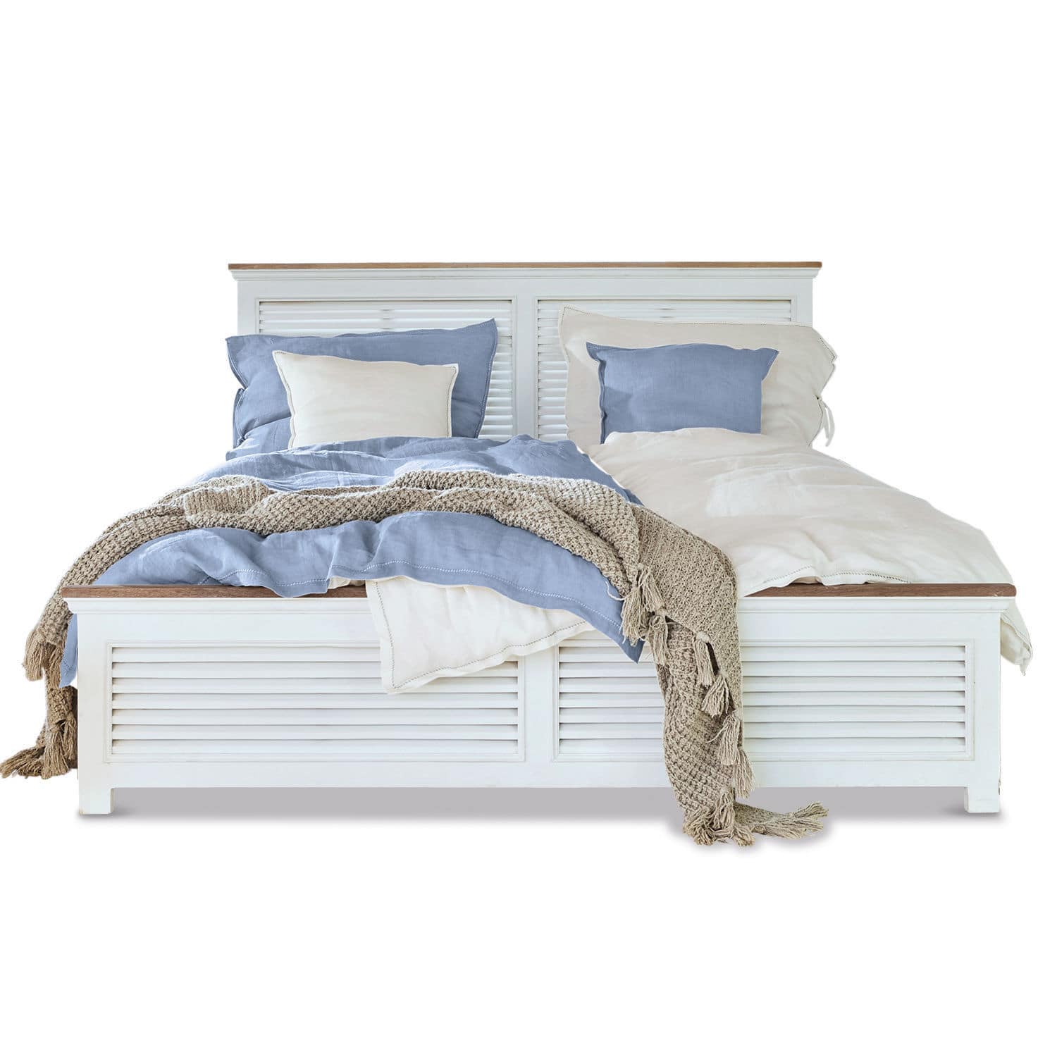 Bett Antje Weisses Holzbett mit blauer und cremefarbener Bettwäsche sowie beigem Strickplaid im skandinavischen Stil