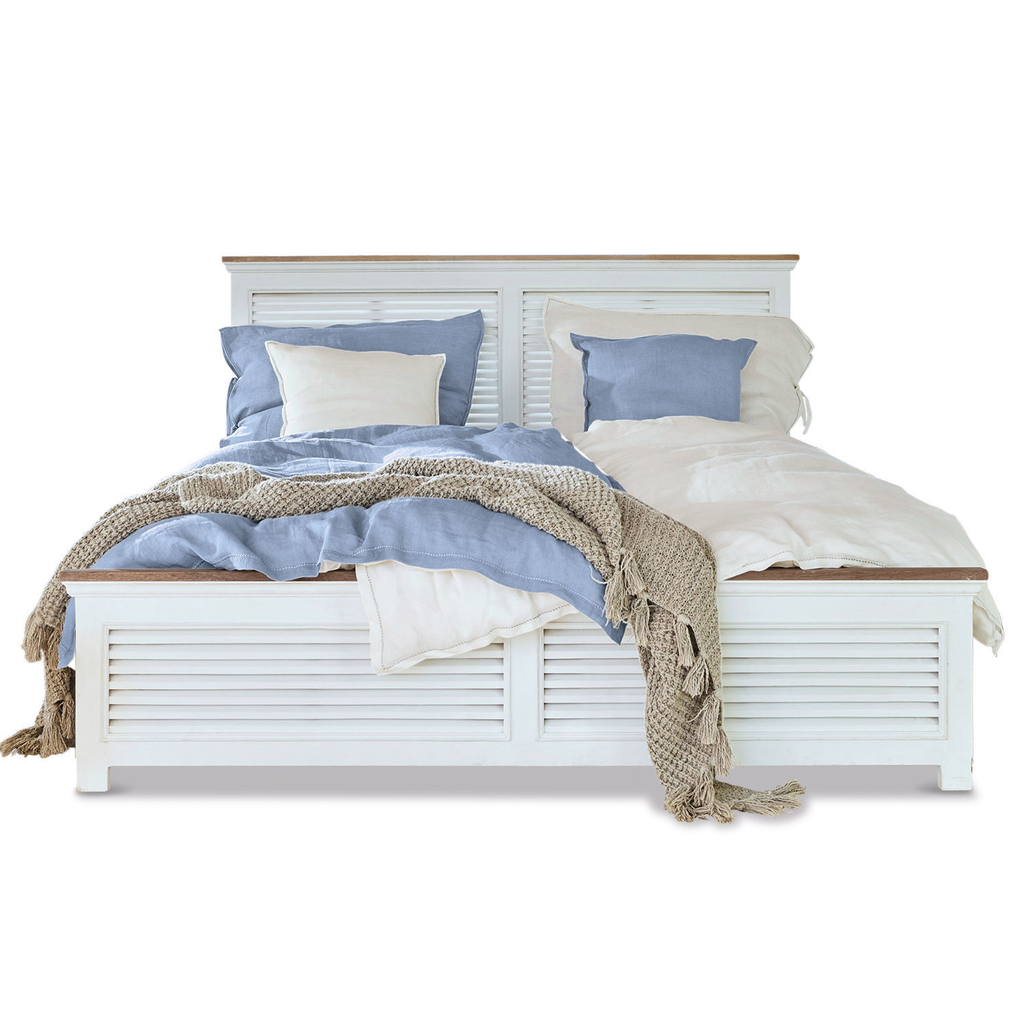 Bett Antje Weisses Holzbett mit blauer und cremefarbener Bettwäsche sowie beigem Strickplaid im skandinavischen Stil