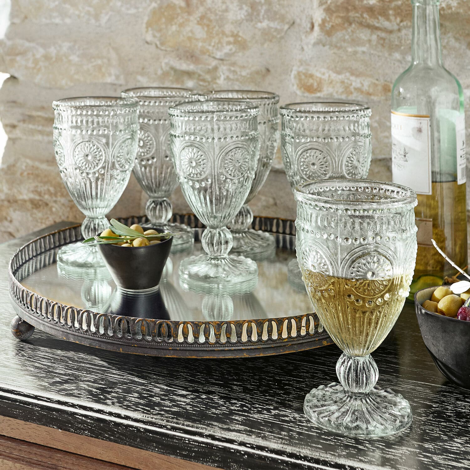 Gläser 6er Set Leatrice Sechsteiliges Set aus verziertem transparentem Glas auf einem Spiegeltablett im Vintage-Stil