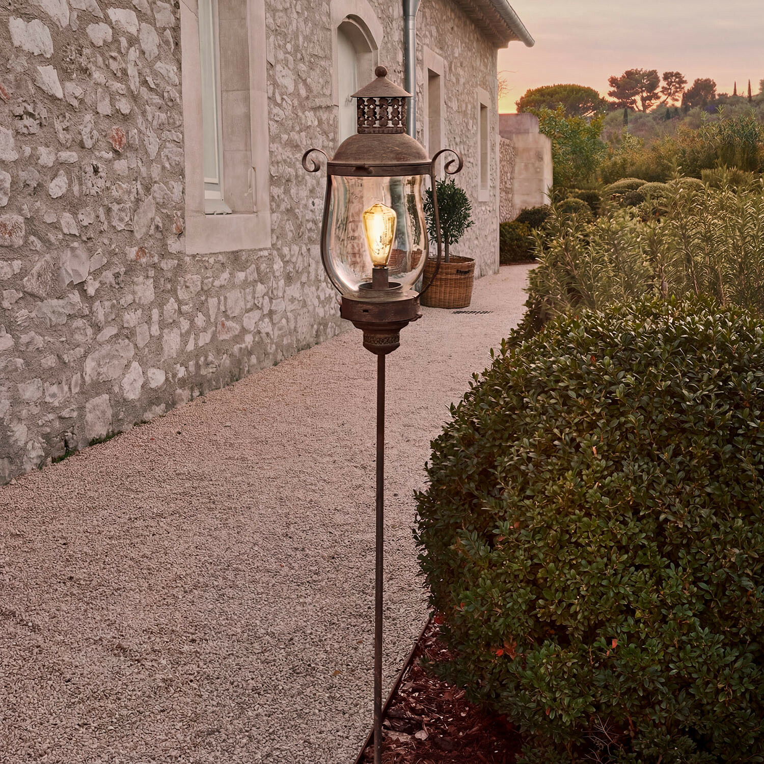 Vintage Gartenlaterne aus Metall mit klarem Glas und Edison-Glühbirne für den Außenbereich