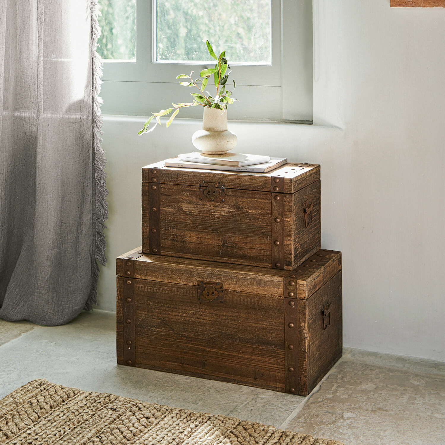 Truhe 2er Set Pratt Braune Holztruhen mit Metallbeschlägen im rustikalen Stil, ideal zur Aufbewahrung und Dekoration.
