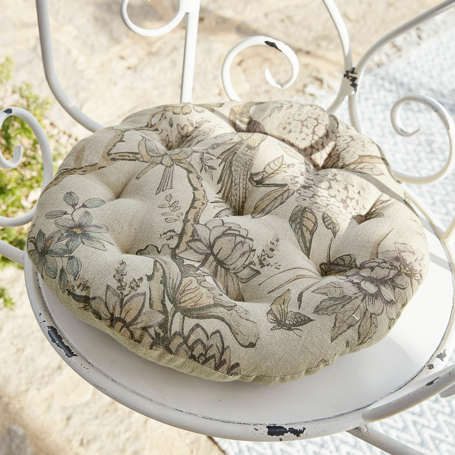 Sitzkissen Kayla Rundes Sitzkissen aus Baumwolle in Beige mit floralem Muster und Steppung für Gartenstuhl