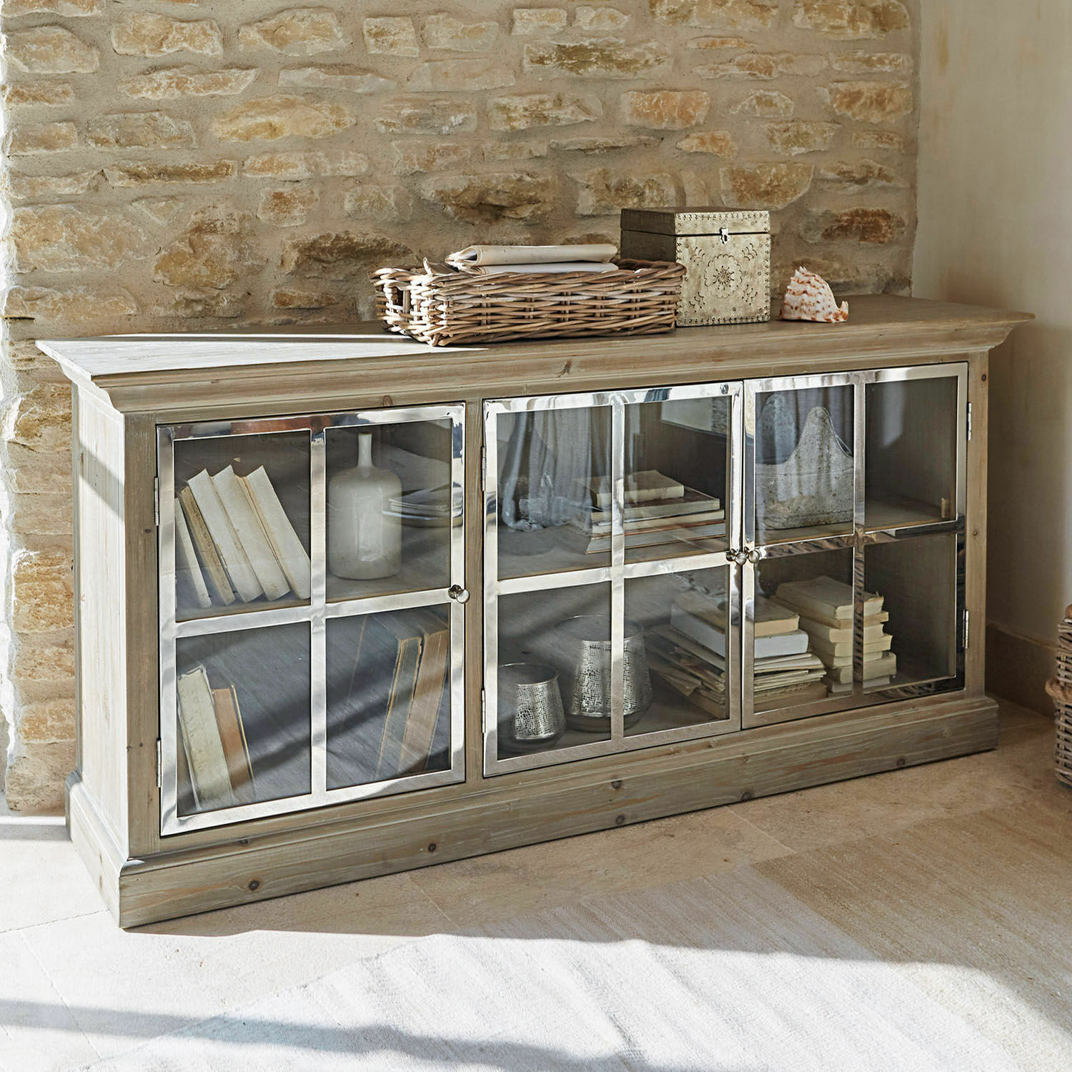 Sideboard Keyport Drehtüriges Sideboard aus hellem Holz mit Glastüren, gefüllt mit Büchern und Dekorationen
