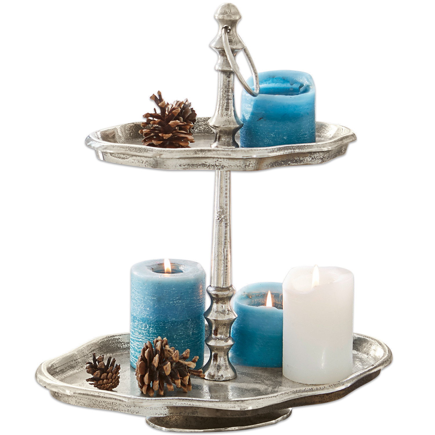 Etagere Barberie Zweistöckige Metall-Etagere mit blauen und weissen Kerzen sowie dekorativen Kiefernzapfen