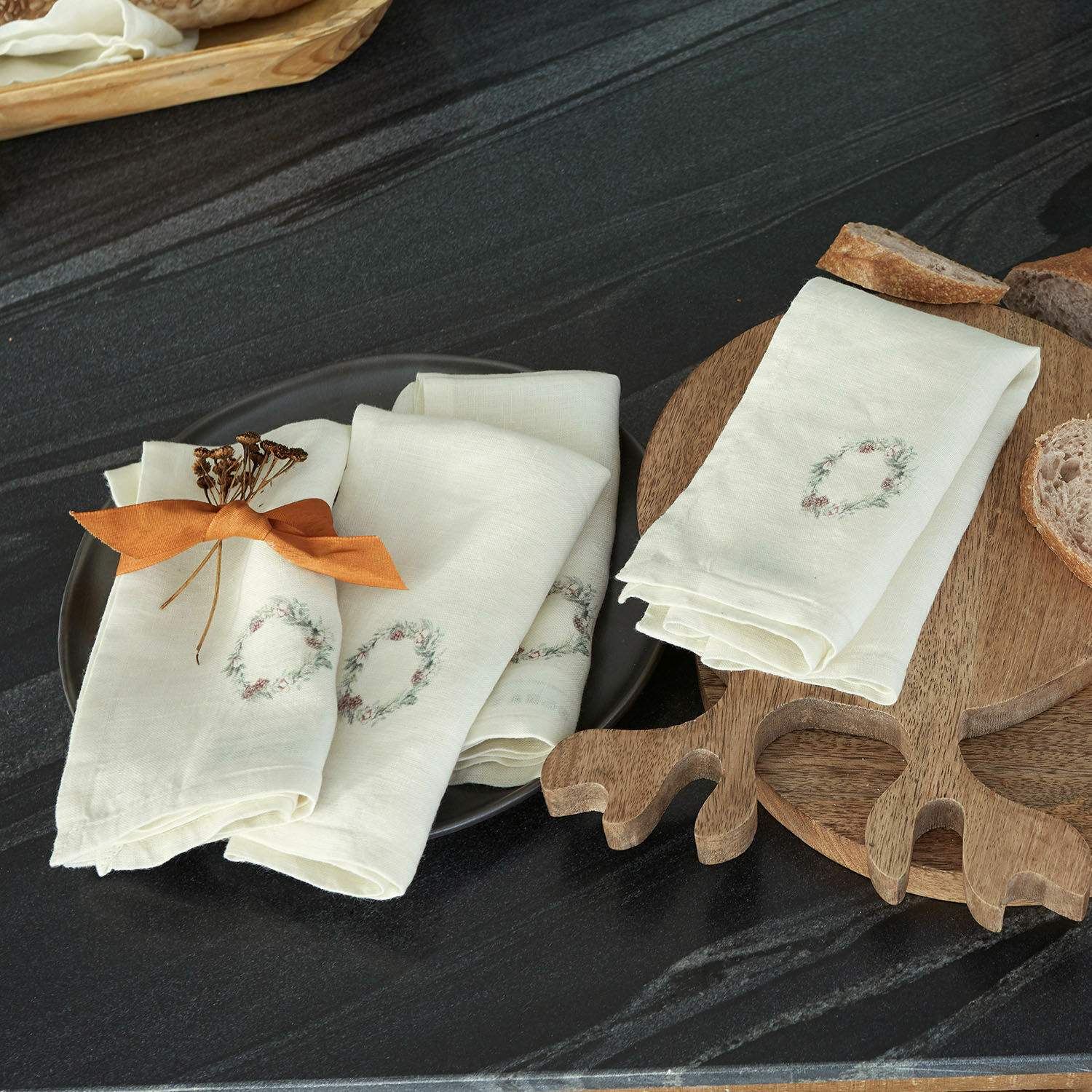 Serviette 4er Set Torge Leinenservietten in Creme mit zartem Blumenkranzmotiv, Tischdekoration und Küchentextilien