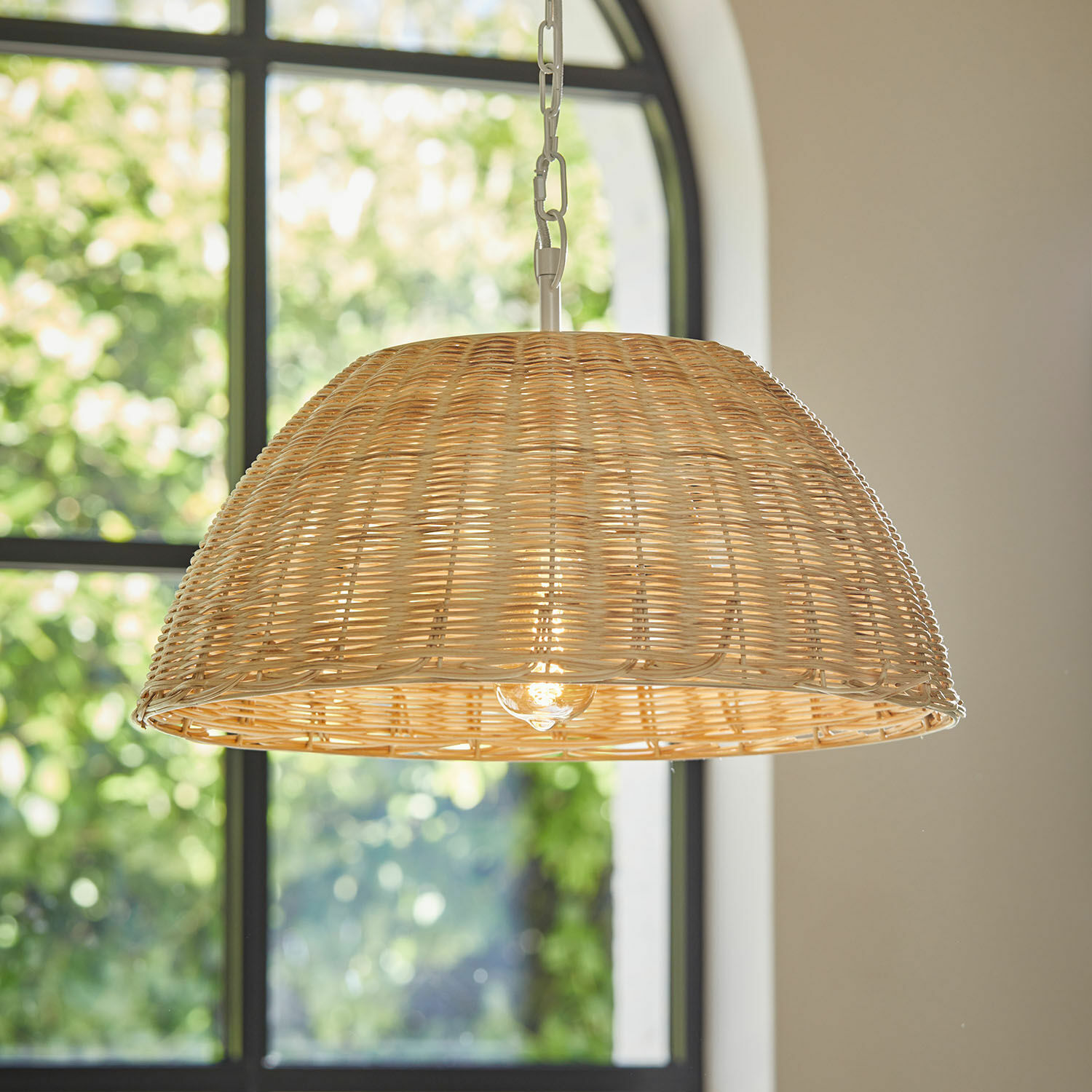 Hängelampe Santorano Hängelampe aus natürlichem Rattan in hellem Farbton, passend für Boho- und Naturdesign-Interieurs.
