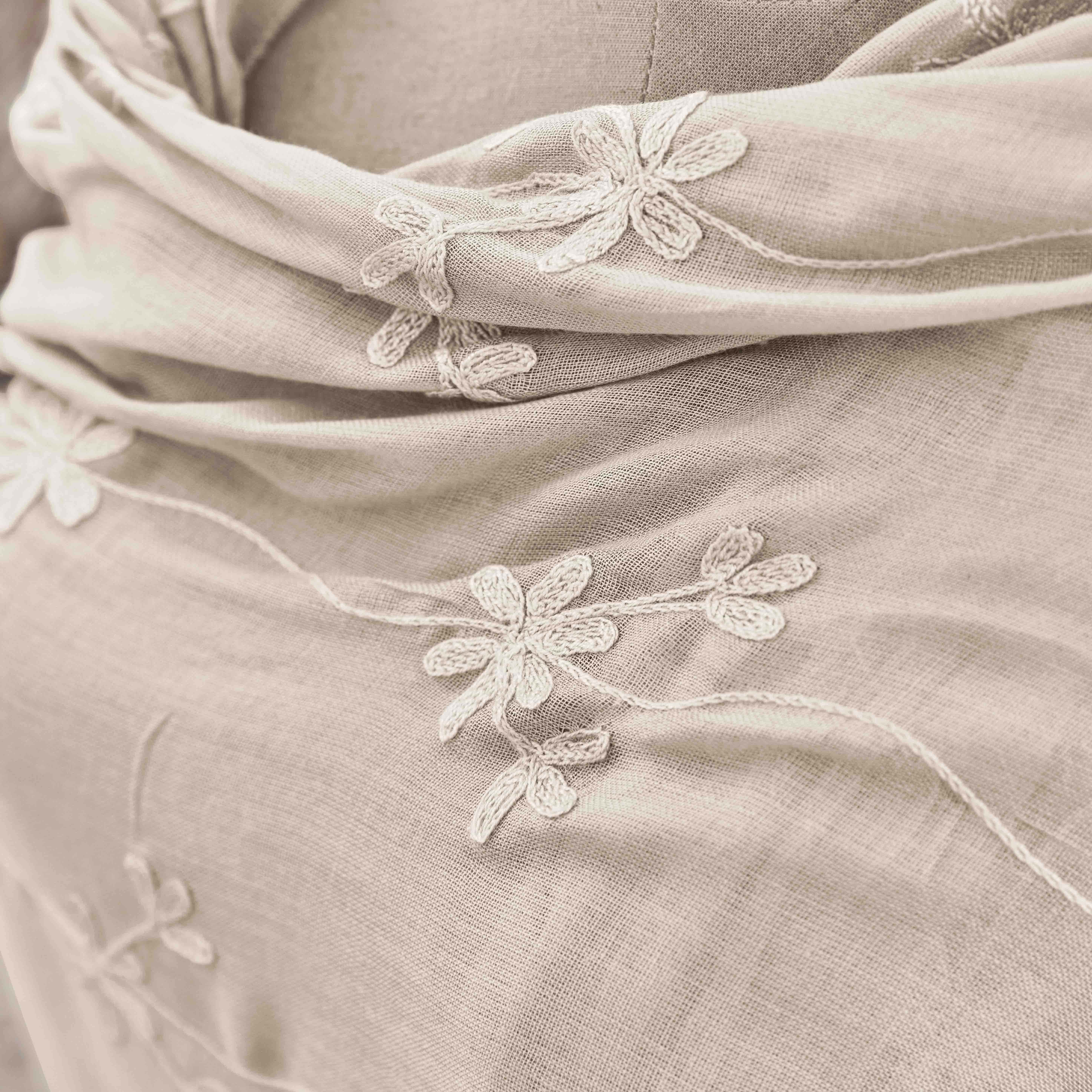 Beiger Leinenstoff mit feiner Blumenstickerei, dekorativer Textilakzent für Wohnräume