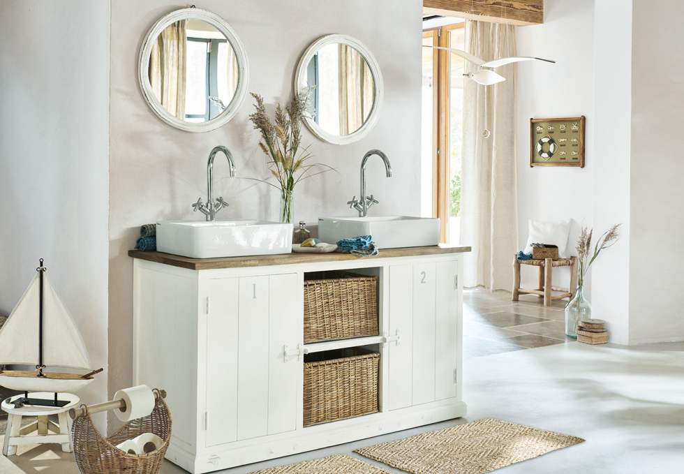 Weisse Holz-Badkommode mit zwei Waschbecken und runden Spiegeln im maritimen Stil