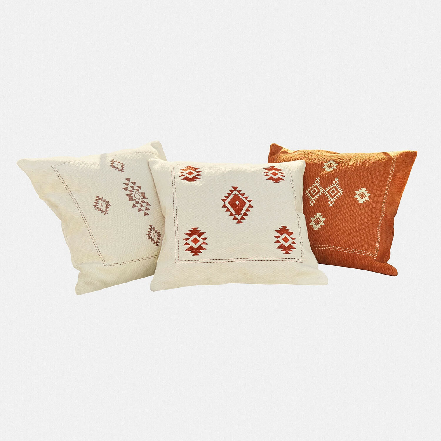 Set mit drei dekorativen Baumwollkissen in Creme und Orange mit geometrischem Muster fürs Wohnzimmer