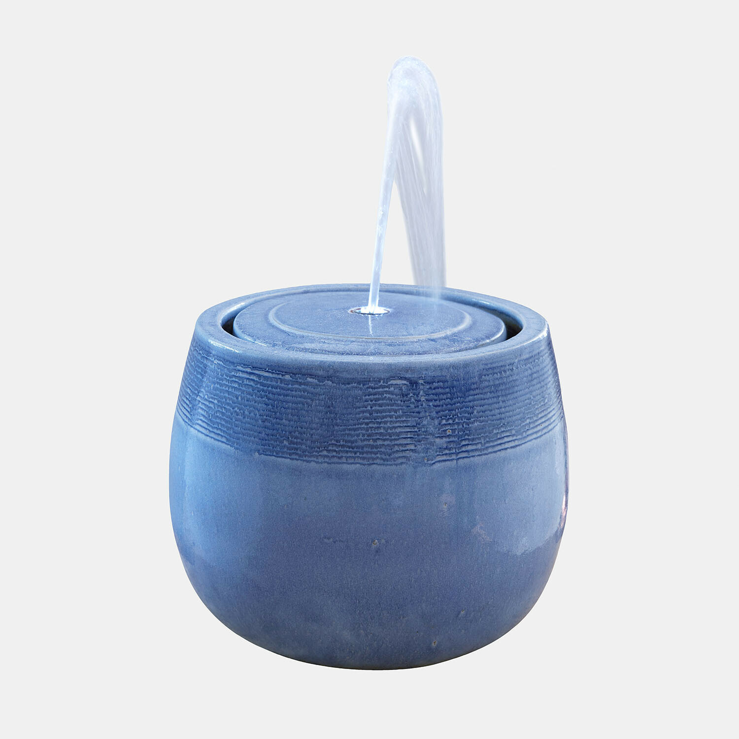 Blaue Keramikbrunnen mit zentralem Wasserstrahl, elegante Gartendekoration