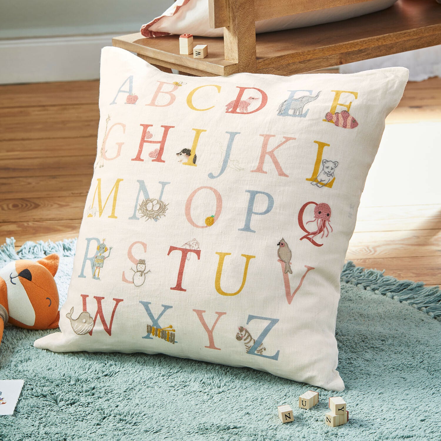Kinderkissen aus weissem Leinen mit buntem Alphabet und Tiermotiven, dekorativ fürs Kinderzimmer