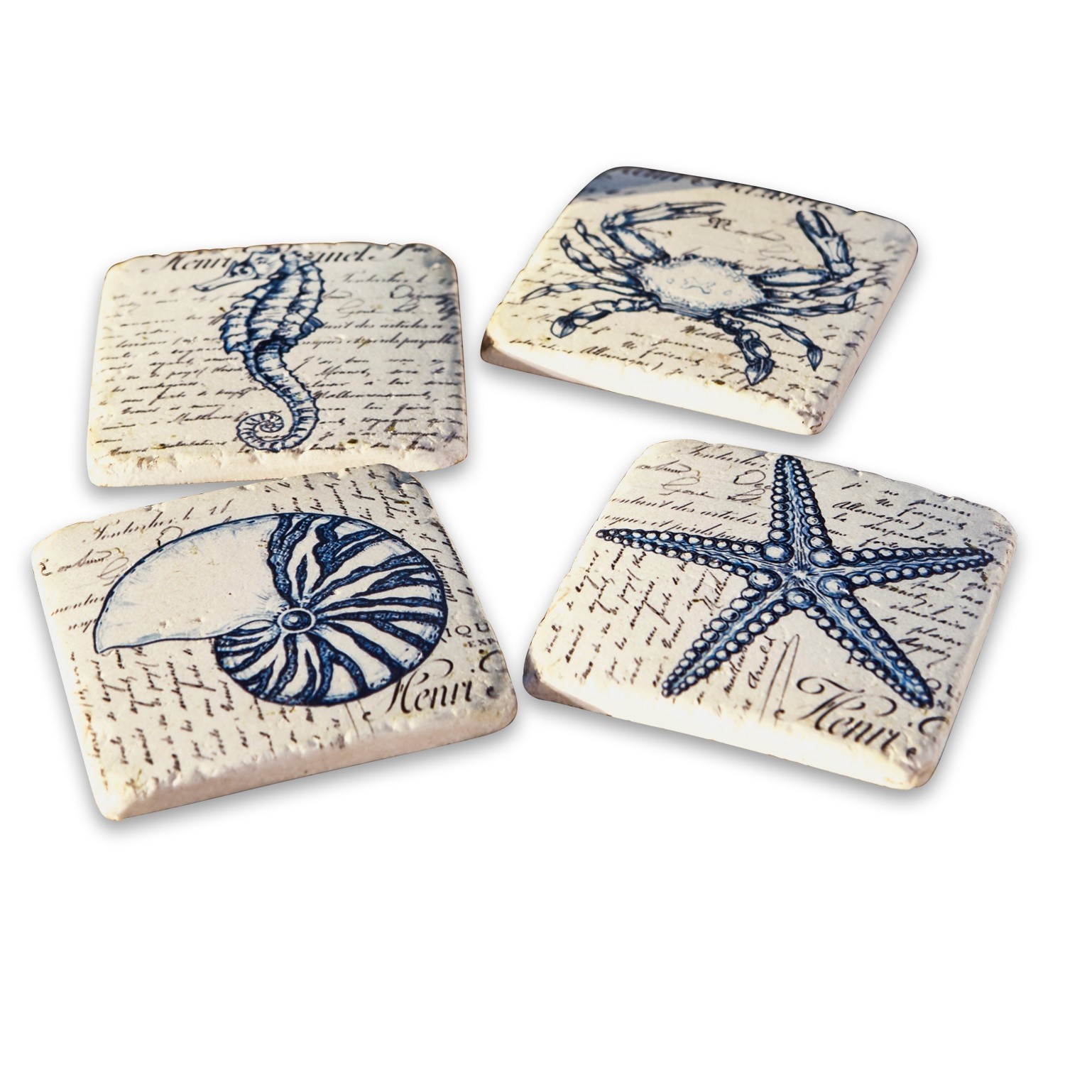 Untersetzer 4er Set Faune Marine Set aus vier cremefarbenen Keramikuntersetzern mit blauen Meeresmotiven und Schriftdekor.