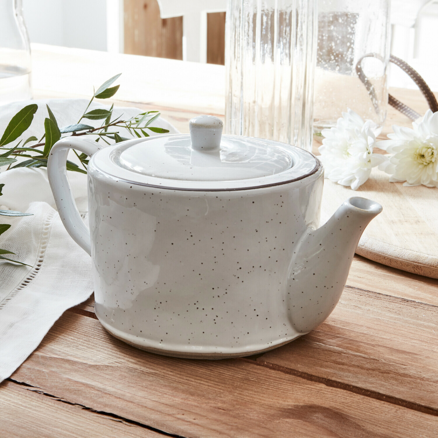 Teekanne Biarré Weisse Keramik-Teekanne mit Deckel auf Holztisch, dekoriert mit weissen Blumen und grünen Blättern