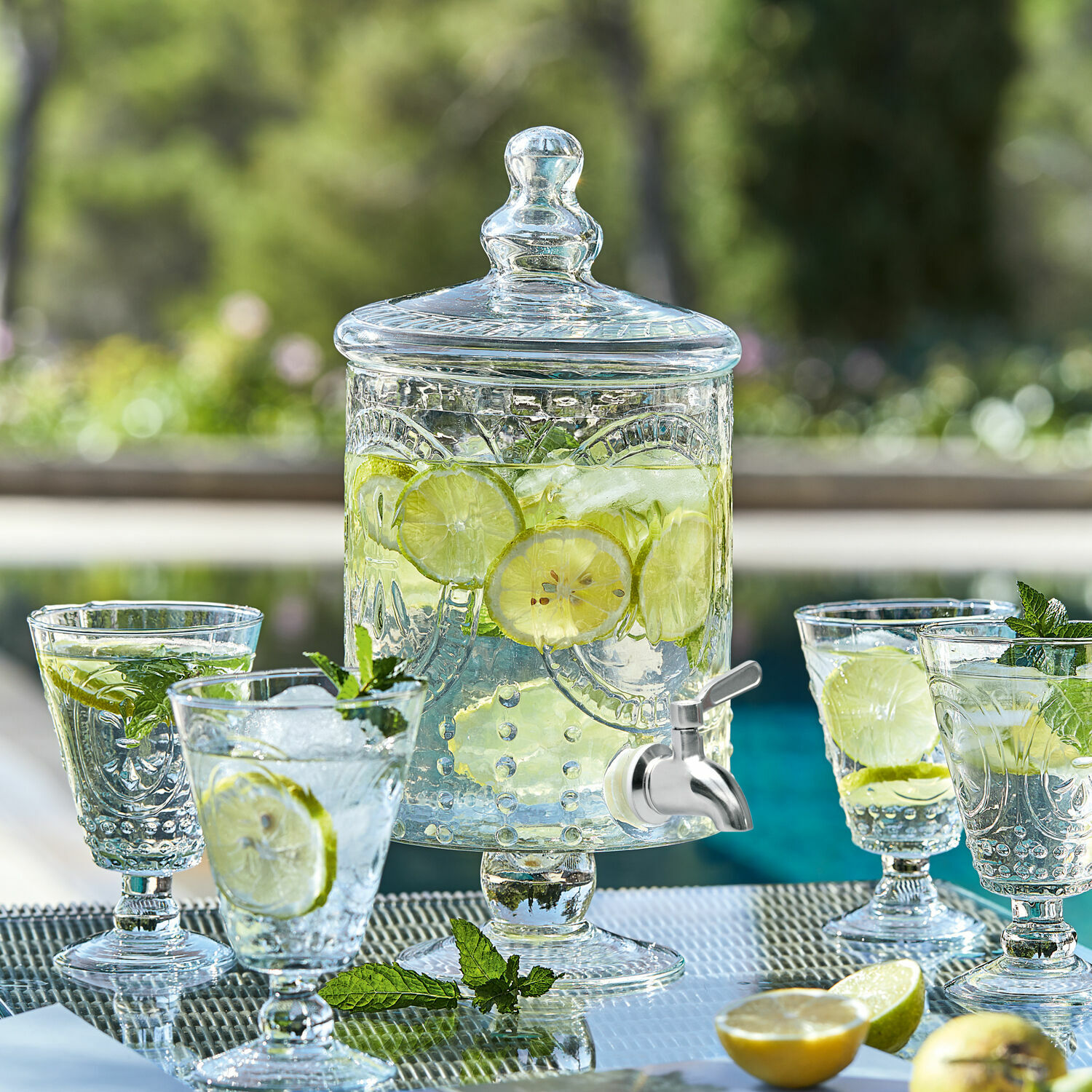 Glasgetränkespender mit Deckel und Zapfhahn, gefüllt mit Zitrone und Minze, ideal für Sommerpartys