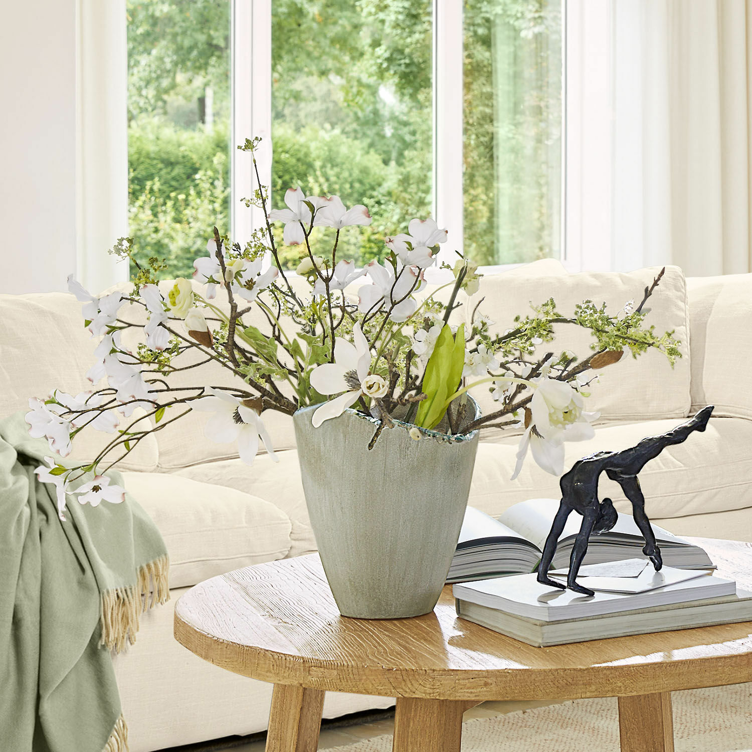 Vase Yasillo Graue Keramikvase mit weissen Blumen auf Holztisch im hellen Wohnzimmer als Dekoration