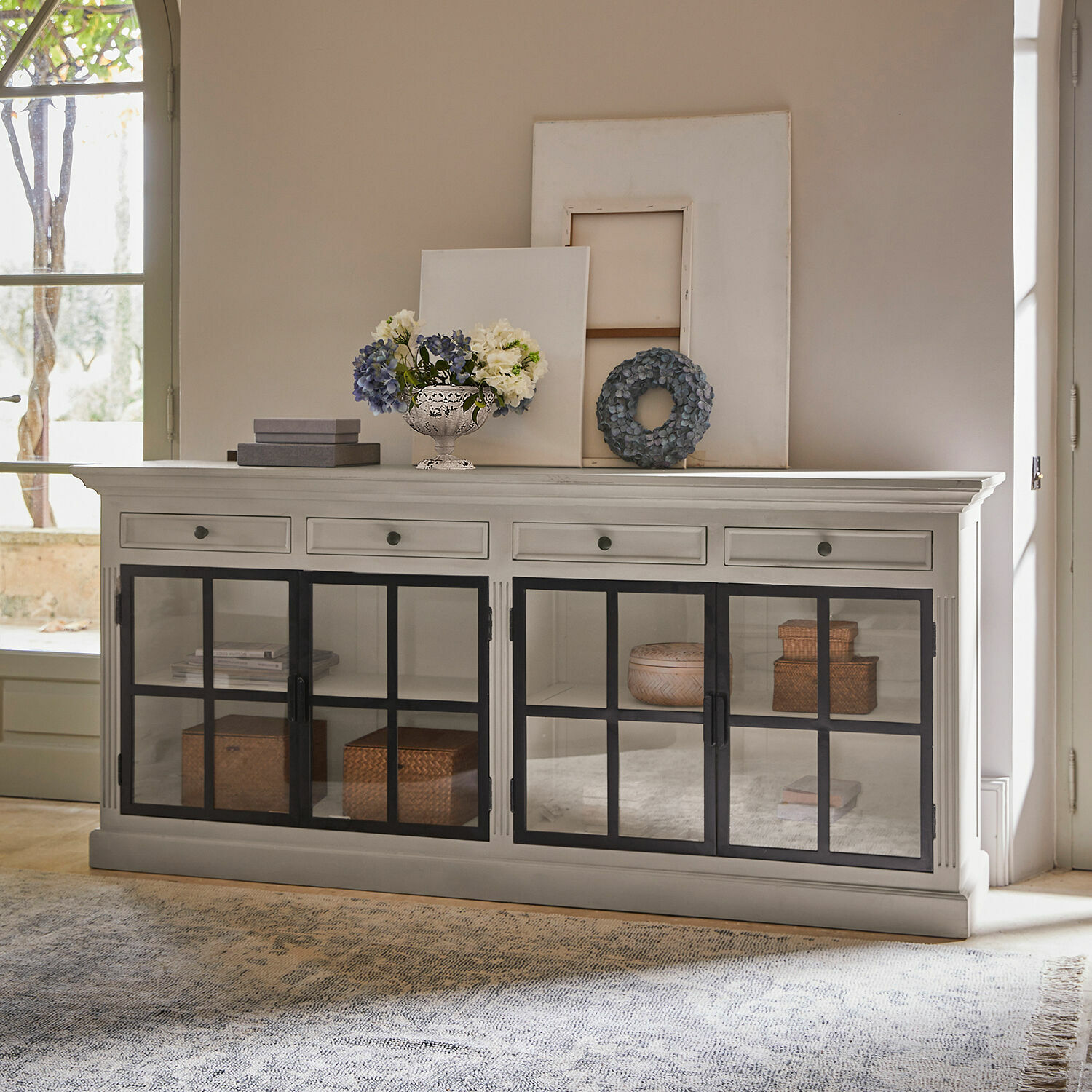Kommode Pratola Weisse Holzkommode mit schwarzen Glastüren und Dekorationen auf dem Ablagebord im Wohnzimmer