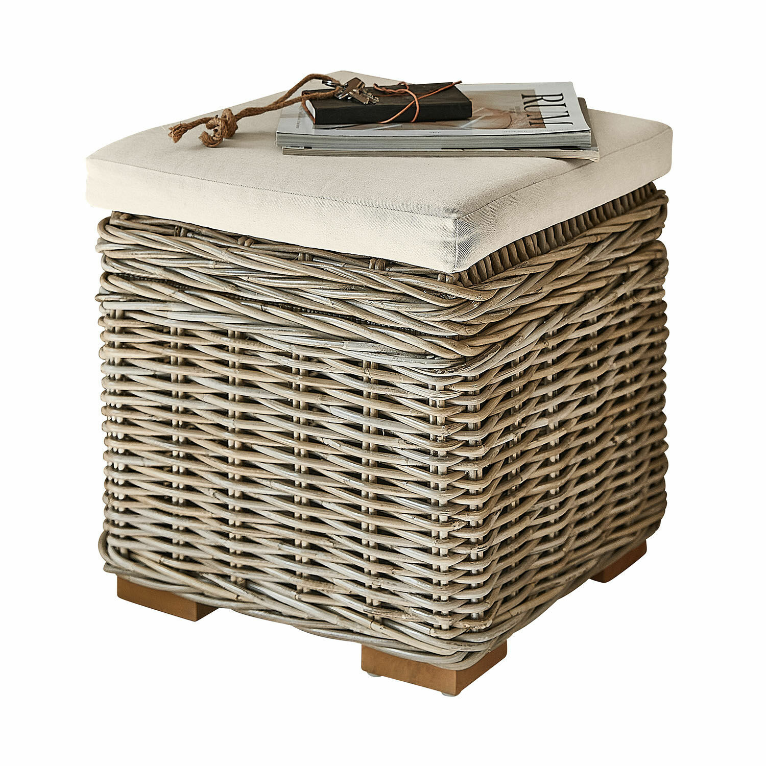 Hocker Xandrine Quadratischer Korbhocker aus natürlichem Rattan mit cremefarbenem Polster und Holzfüssen