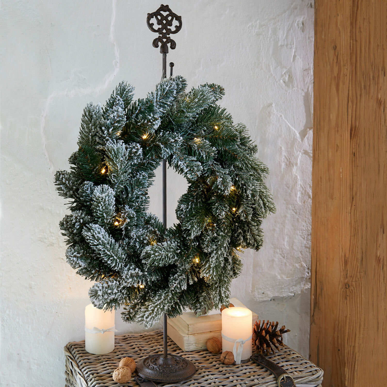 Kranzständer Koumura Dekorativer Weihnachtskranz mit grünen künstlichen Zweigen und LED-Lichtern auf Metallständer.