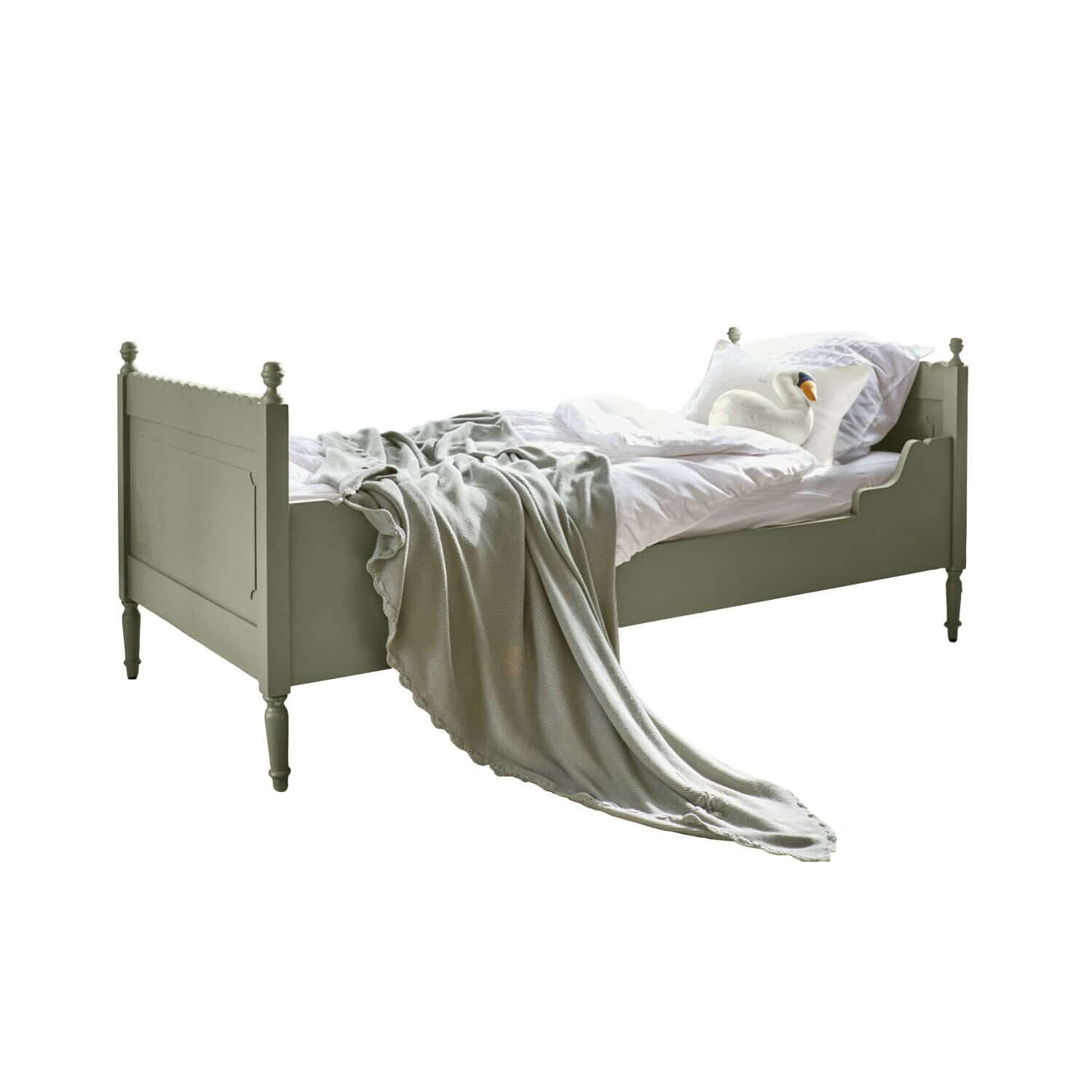 Einzelbett Kystlund Olivegrünes Holzbett mit weisser Bettwäsche und grauer Decke, Vintage-Stil fürs Schlafzimmer