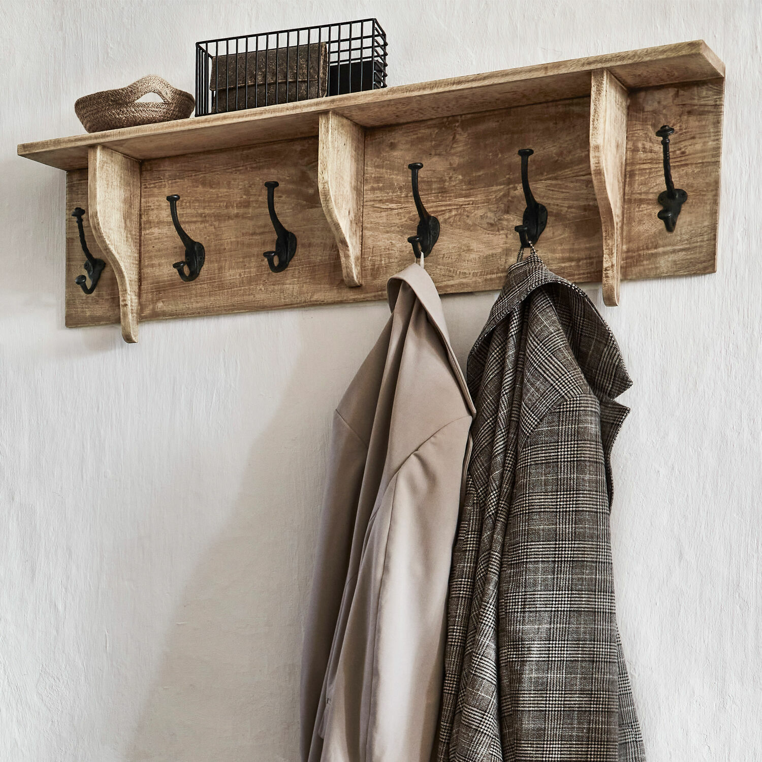 Wandgarderobe aus Holz in Natur mit schwarzen Metallhaken und Ablagefach oben