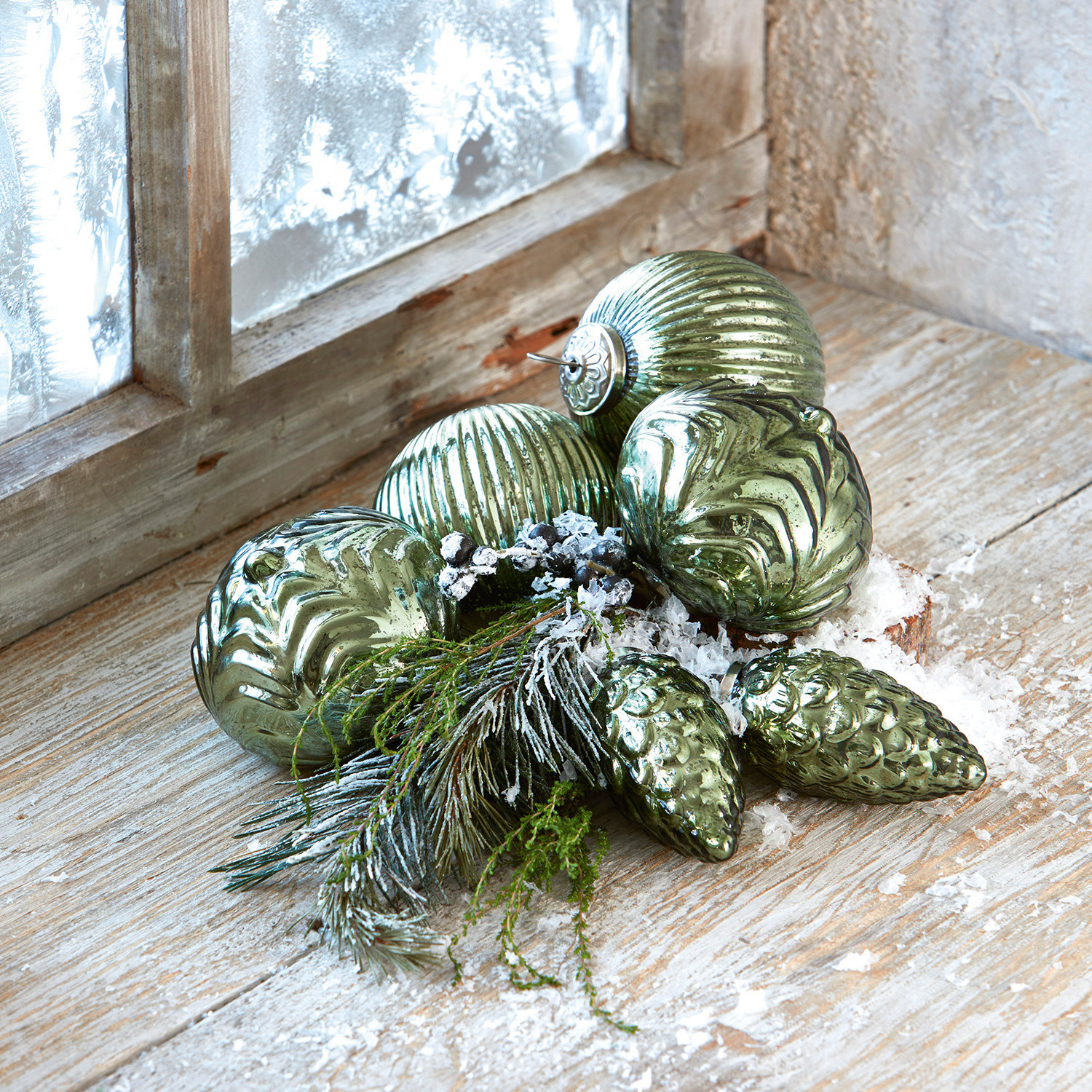 Weihnachtsschmuck 6er Set Silverhill Grüne Glas-Weihnachtskugeln mit verschiedenen Strukturen, Zweigen und Kunstschnee auf einem Holzfensterbrett
